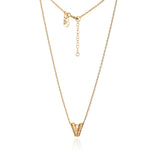 Collar con la letra V